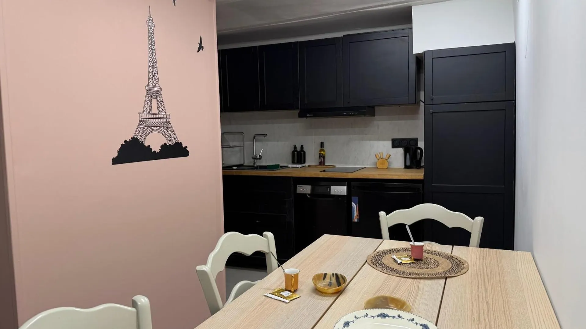 شقة Charming Themed Loft - Paris Cosmic - Paris 18 0*,  فرنسا